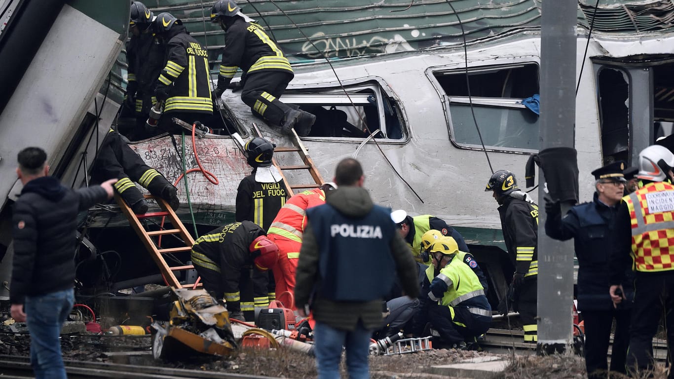 Rettungskräfte am entgleisten Zug: Bei dem Unglück nahe Mailand sind mindestens zwei Menschen getötet worden.