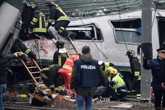 Rettungskräfte am entgleisten Zug: Bei dem Unglück nahe Mailand sind mindestens zwei Menschen getötet worden.