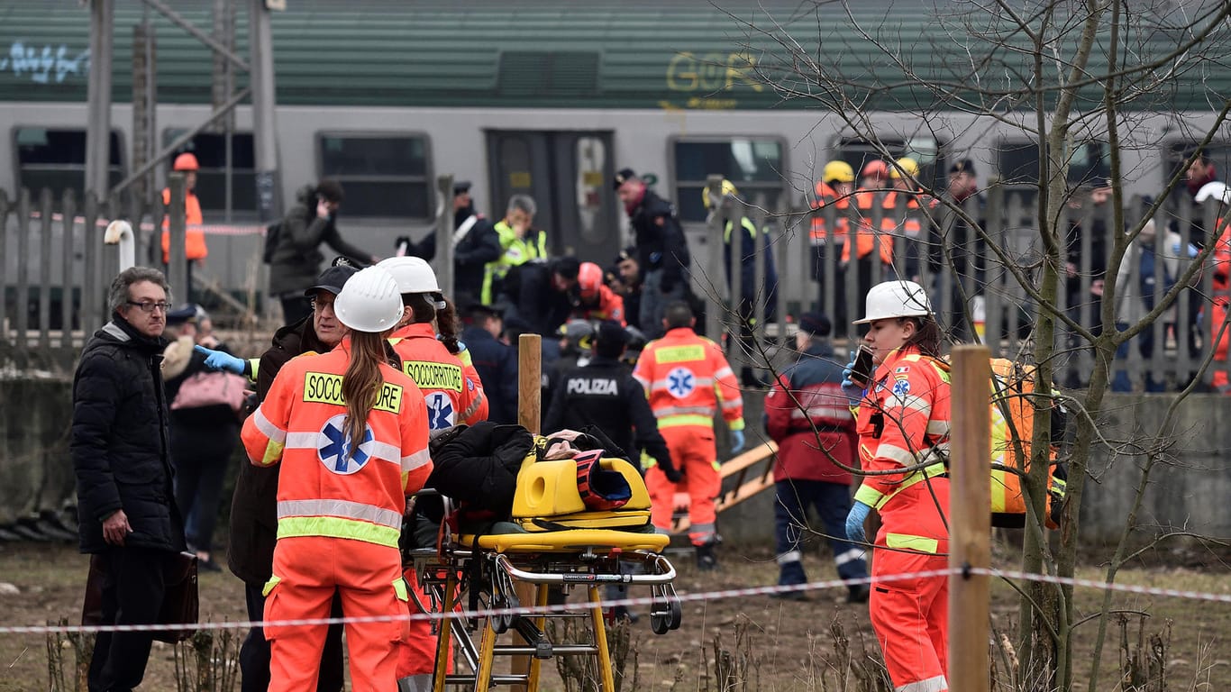 Rettungsaktion in Pioltello: Nach ersten angaben wurden hunderte Menschen verletzt, als der Zug entgleiste.