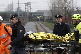 Ein Verletzter wird nach dem Zugunglück in der Nähe von Mailand geborgen.