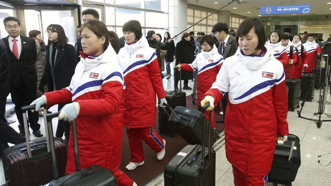 Zwölf Spielerinnen der nordkoreanischen Eishockey-Nationalmannschaft sind in Südkorea eingetroffen.