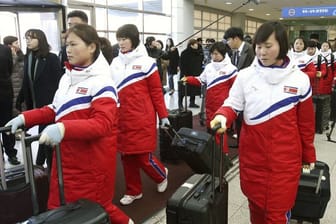 Zwölf Spielerinnen der nordkoreanischen Eishockey-Nationalmannschaft sind in Südkorea eingetroffen.