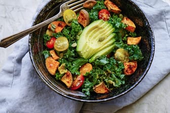Grünkohl-Tomate-Süßkartoffel-Avocado-Salat: Die Ernährung soll der Mix aus möglichst unverarbeiteten Lebensmitteln, den Verzicht auf raffinierten Kohlenhydrate und viel frischem Gemüse sein.