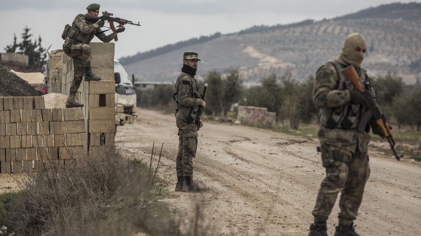 Kämpfer der Freien Syrischen Armee sichern die von der türkischen Armee besetze Gegend um Azaz: Die USA haben die Türkei wegen Offensive «Olivenzweig» zur Mäßigung aufgerufen.