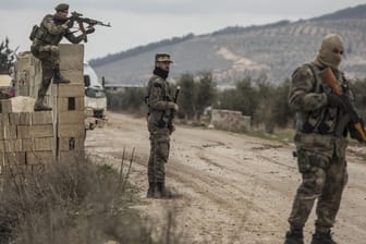Kämpfer der Freien Syrischen Armee sichern die von der türkischen Armee besetze Gegend um Azaz: Die USA haben die Türkei wegen Offensive «Olivenzweig» zur Mäßigung aufgerufen.