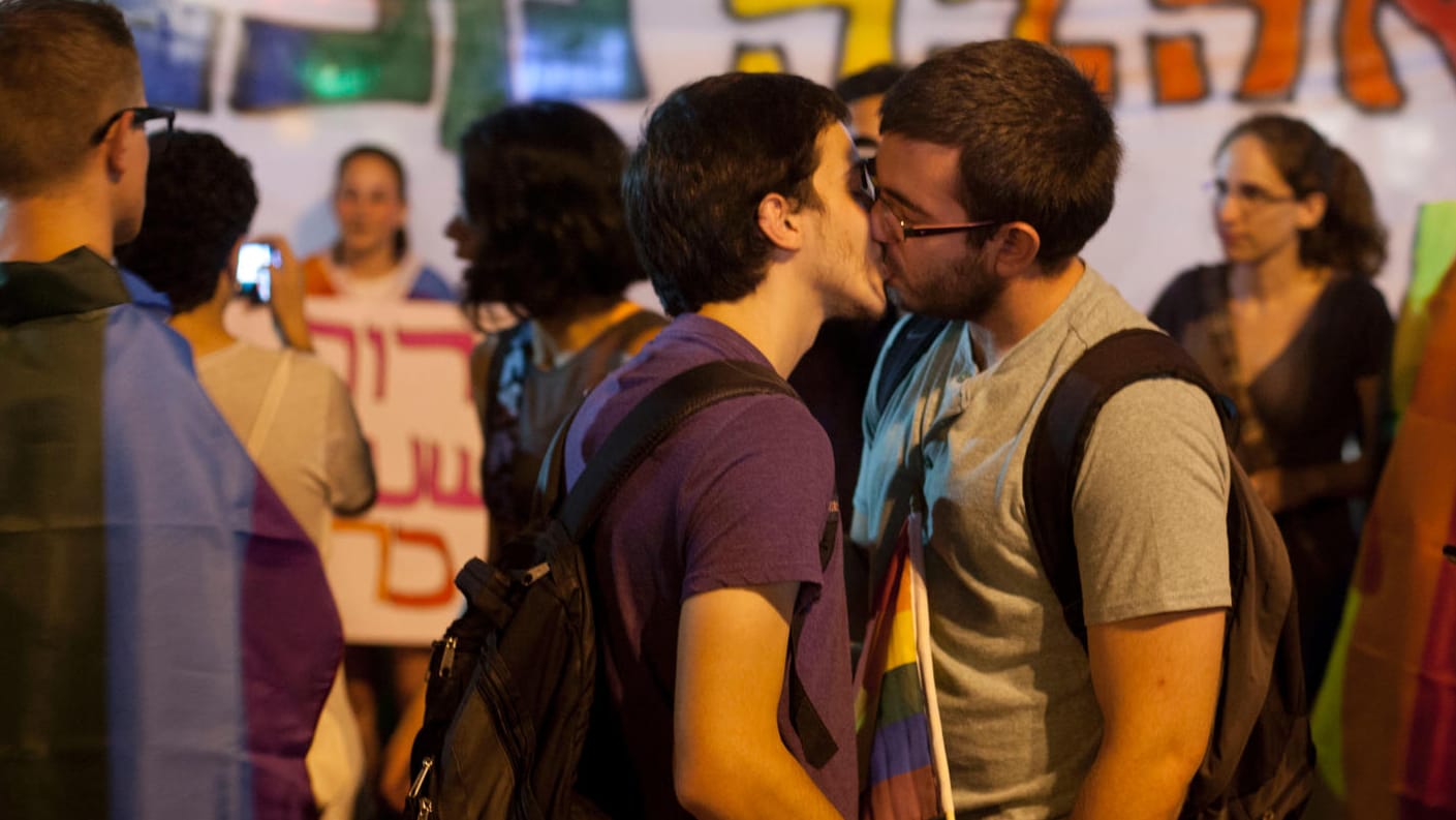 Küssendes Paar bei eine Gay-Pride-Parade: Flüchtlinge dürfen nicht zu einem Test ihrer Sexualität gezwungen werden. Küssendes Paar bei eine Gay-Pride-Parade: Flüchtlinge dürfen nicht zu einem Test ihrer Sexualität gezwungen werden.