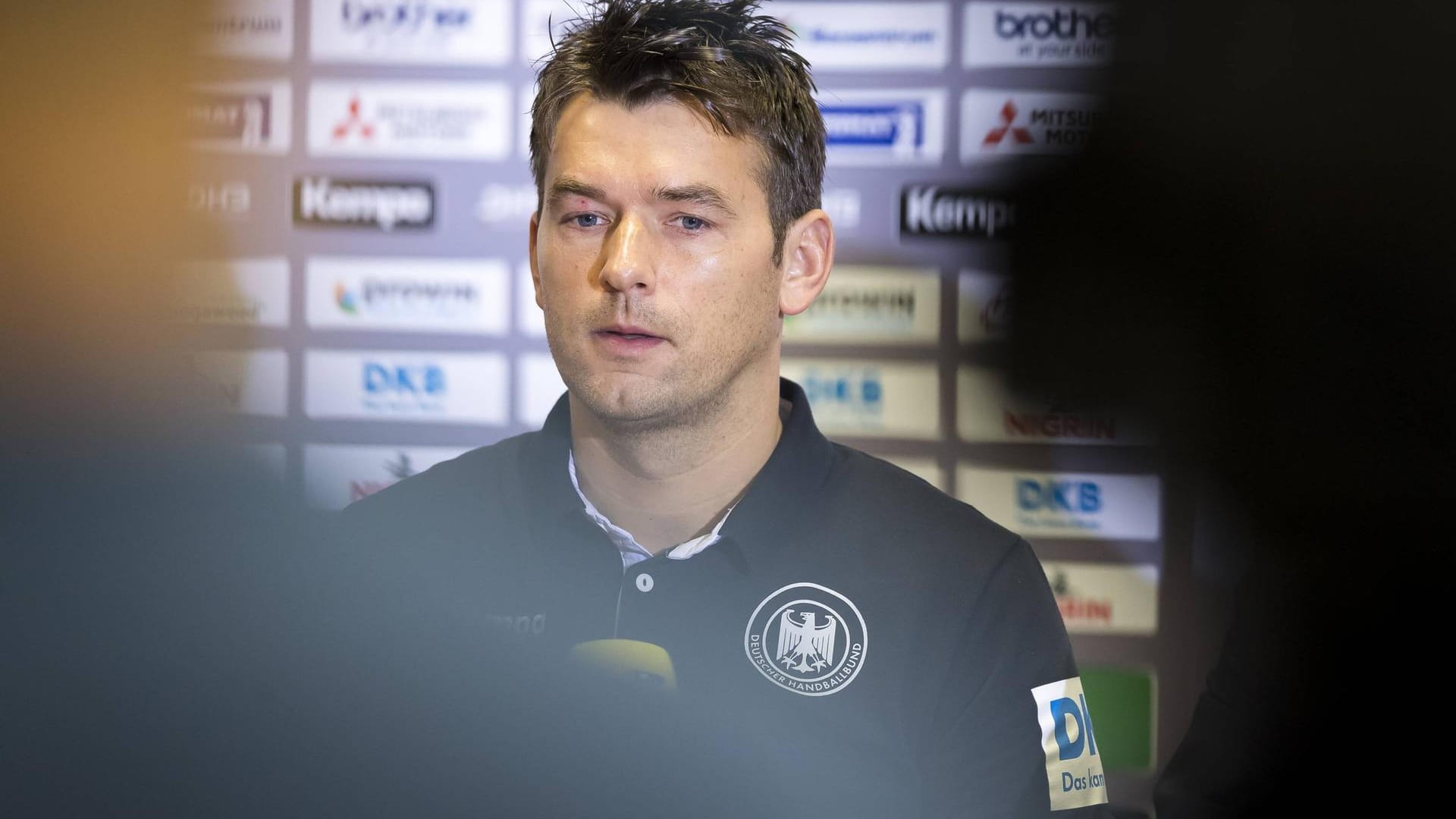 Trainer Christian Prokop während der Pressekonferenz der deutschen Mannschaft nach dem Ausscheiden: Er wirkt angeschlagen.