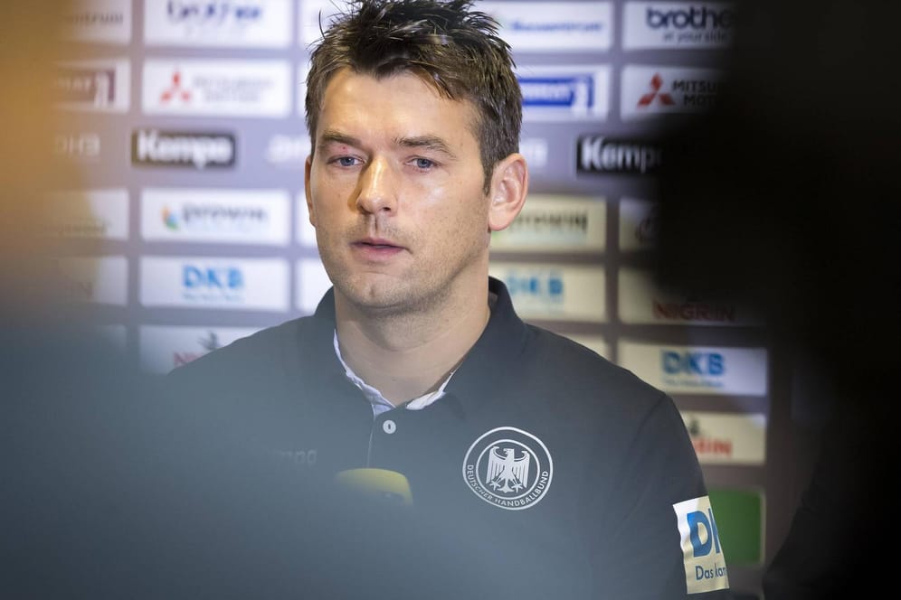 Trainer Christian Prokop während der Pressekonferenz der deutschen Mannschaft nach dem Ausscheiden: Er wirkt angeschlagen.
