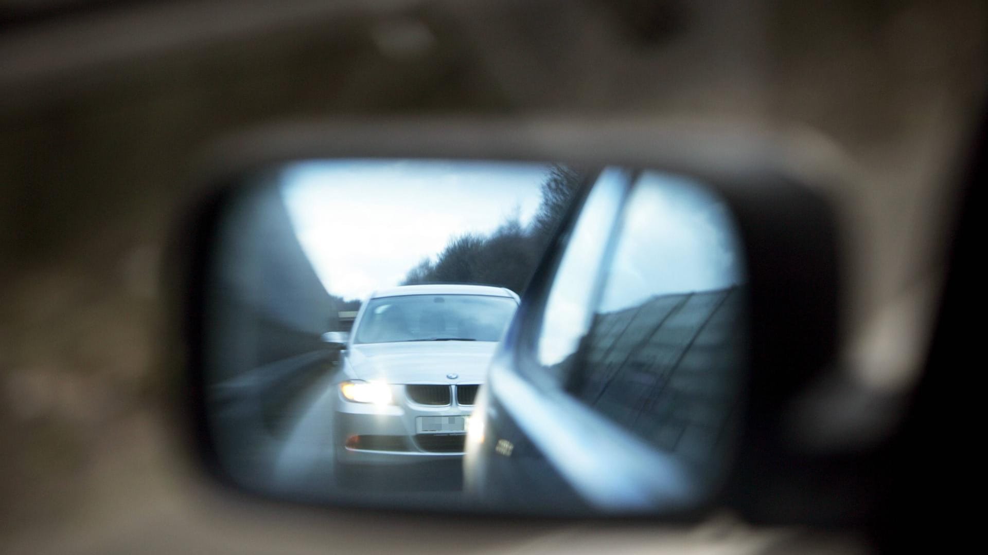 Autobahndrängler: Grundsätzlich kann man versuchen, sie auszublenden und gelassen zu bleiben.