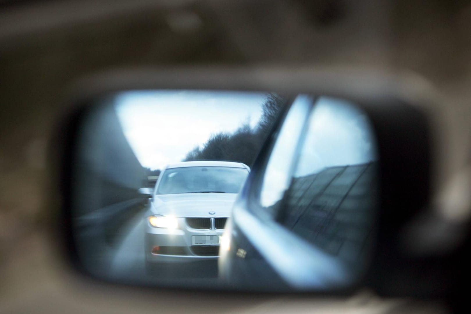 Autobahndrängler: Grundsätzlich kann man versuchen, sie auszublenden und gelassen zu bleiben.