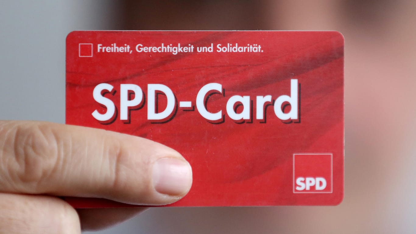 Moderne Zeiten: Zusätzlich zum SPD-Parteibuch gibt es den Mitgliedsausweis inzwischen auch im Scheckkartenformat.