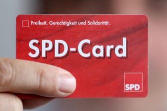 Moderne Zeiten: Zusätzlich zum SPD-Parteibuch gibt es den Mitgliedsausweis inzwischen auch im Scheckkartenformat.