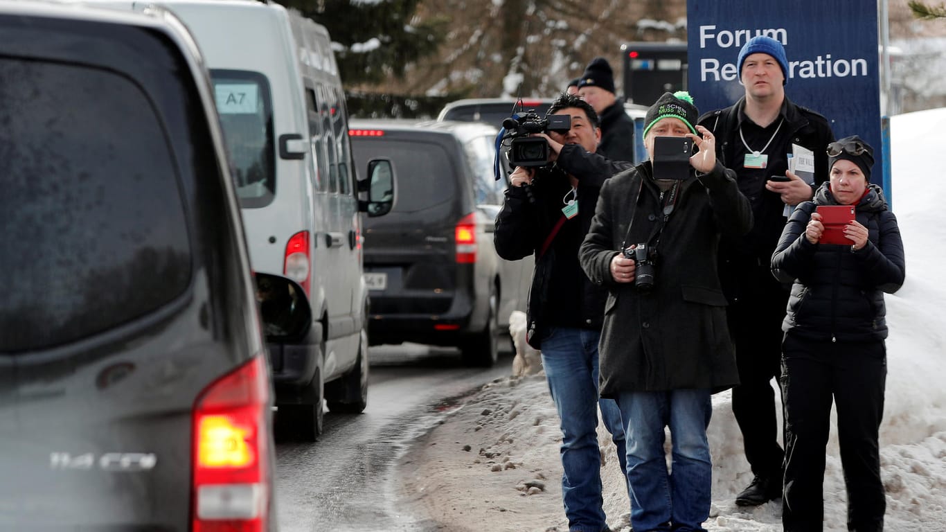 Eine Wagenkolonne brachten den US-Präsidenten schließlich zum Taguungsort in Davos. Am Straßenrand warteten Menschen, um die Kolonne zu filmen und zu fotografieren.
