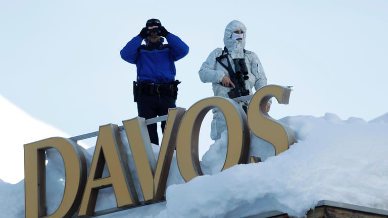 Soldaten auf einem Hausdach in Davos: Auf dem Weltwirtschaftsforum treffen sich viele Staatslenker und Wirtschaftsbosse, die Sicherheitsvorkehrungen sind massiv.