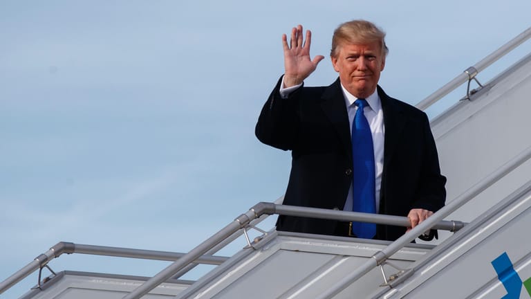 US-Präsident Donald Trump nach seiner Landung in Zürich: Winken für Zuschauer vor Ort.