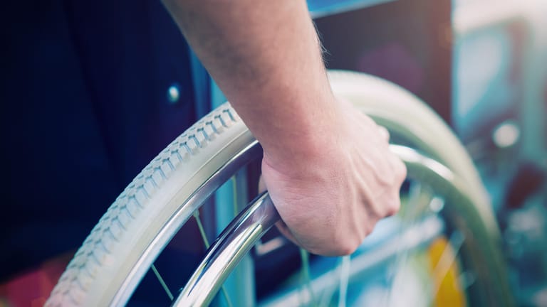 Schwerbehinderung: Schwerbehindert zu sein, heißt nicht unbedingt im Rollstuhl zu sitzen. Auch Krankheiten wie Asthma können zu einer Einschränkung führen.
