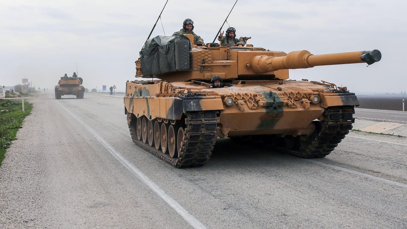 Ein "Leopard"-Panzer patrouilliert in der Nähe der syrischen Grenze: Die Türkei hat mit einer groß angelegten Militär-Offensive gegen kurdische Verbände in Syrien international Besorgnis ausgelöst.