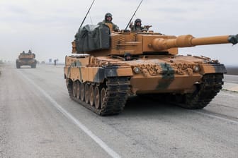 Ein "Leopard"-Panzer patrouilliert in der Nähe der syrischen Grenze: Die Türkei hat mit einer groß angelegten Militär-Offensive gegen kurdische Verbände in Syrien international Besorgnis ausgelöst.