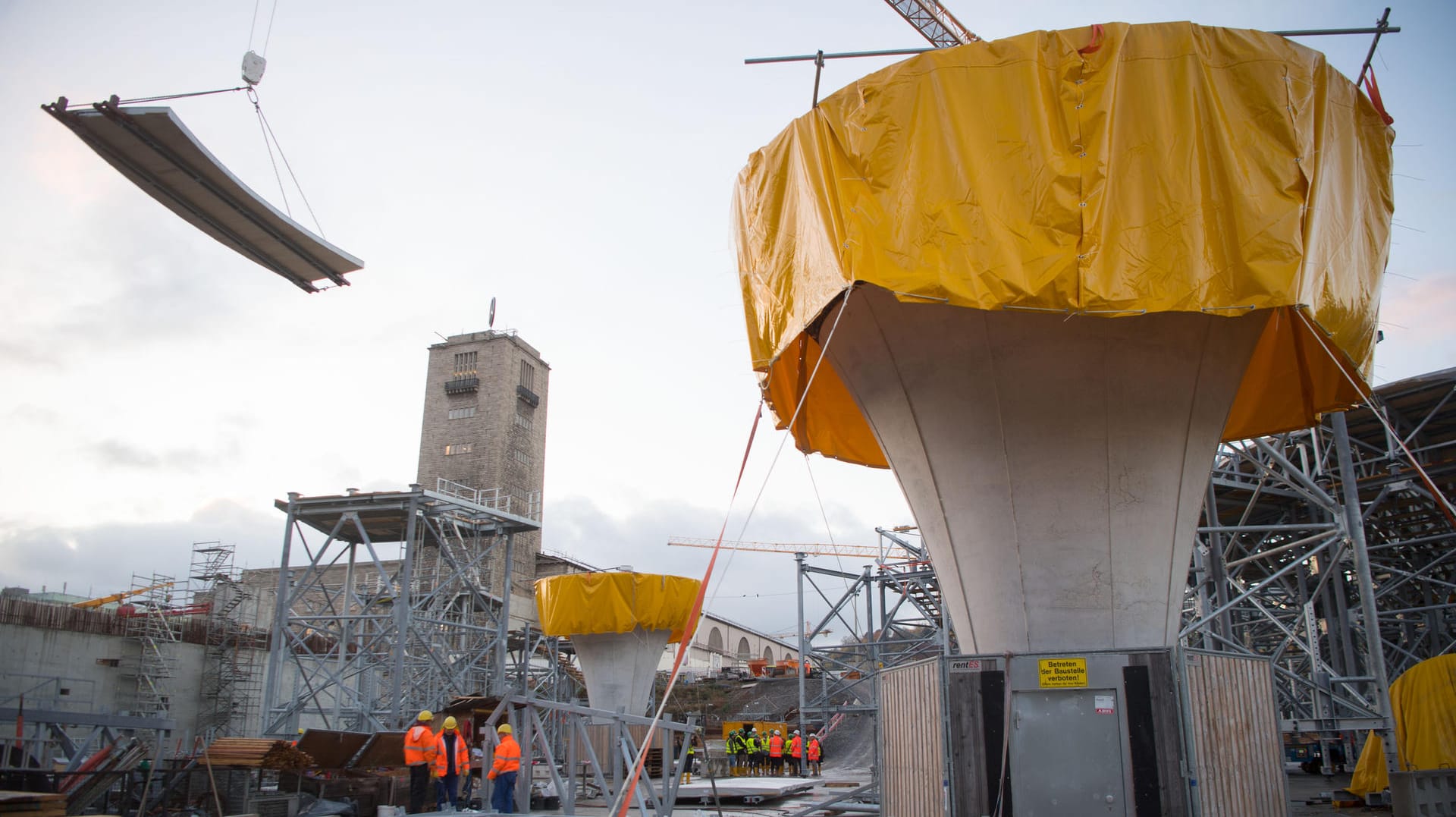 Baustelle Stuttgart 21: Immer weiter steigen die Koster für das Bahnprojekt. Baustelle Stuttgart 21: Immer weiter steigen die Koster für das Bahnprojekt.