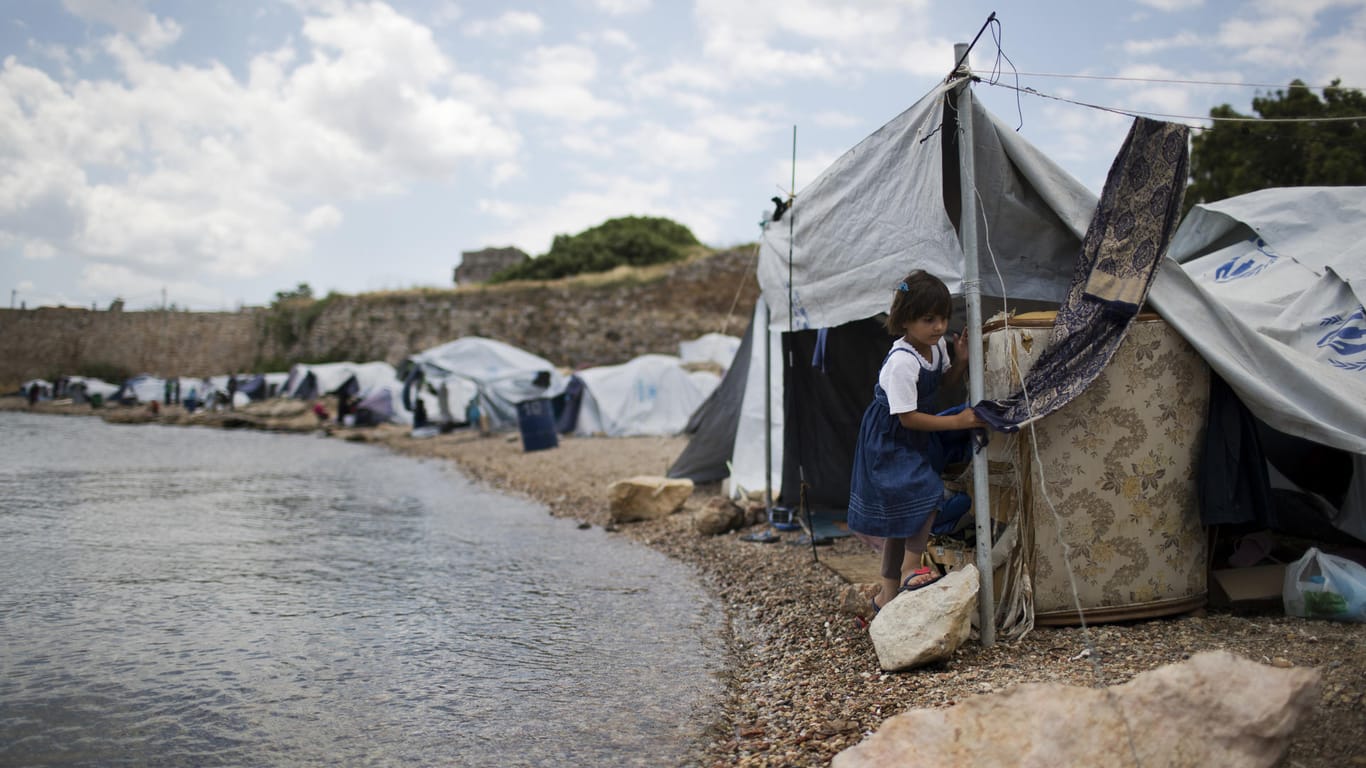 Eine provisorische Flüchtlingsunterkunft am Strand von Chios (Griechenland): Die EU sucht nach einem Weg, wie Flüchtlinge in Europa gerechter verteilt werden können.