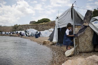 Eine provisorische Flüchtlingsunterkunft am Strand von Chios (Griechenland): Die EU sucht nach einem Weg, wie Flüchtlinge in Europa gerechter verteilt werden können.