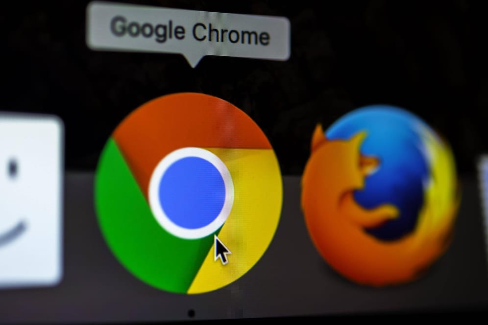 Die Logos der beiden Konkurrenten Google Chrome und Mozilla Firefox.