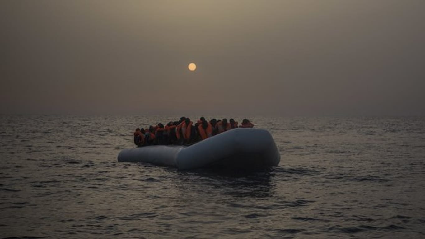 Ein Schlauchboot mit Flüchtlingen im Mittelmeer vor der libyschen Küste.