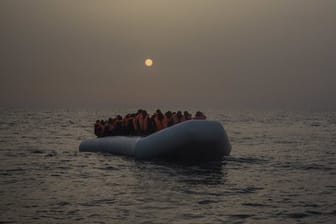 Ein Schlauchboot mit Flüchtlingen im Mittelmeer vor der libyschen Küste.