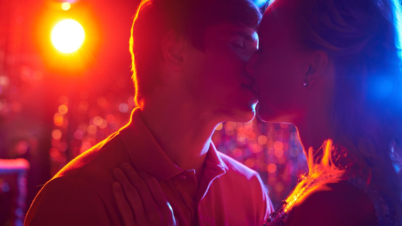 Fremdküssen: Für viele gilt das Küssen genauso wie das Flirten als Fremdgehen, aber nicht als Grund für das Beenden der Beziehung.
