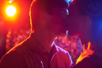 Fremdküssen: Für viele gilt das Küssen genauso wie das Flirten als Fremdgehen, aber nicht als Grund für das Beenden der Beziehung.
