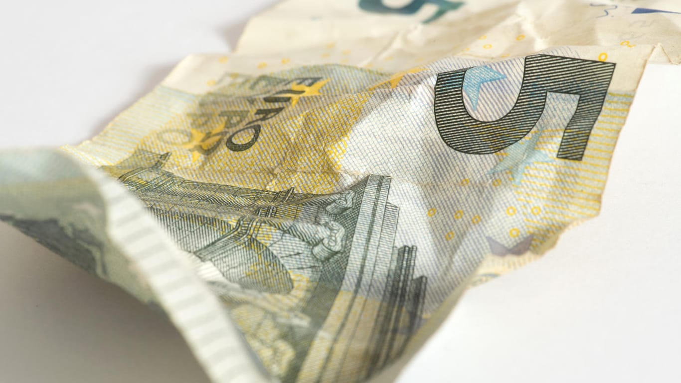 Ein zerknitterter 5 Euro Geldschein