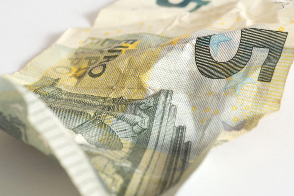 Ein zerknitterter 5 Euro Geldschein