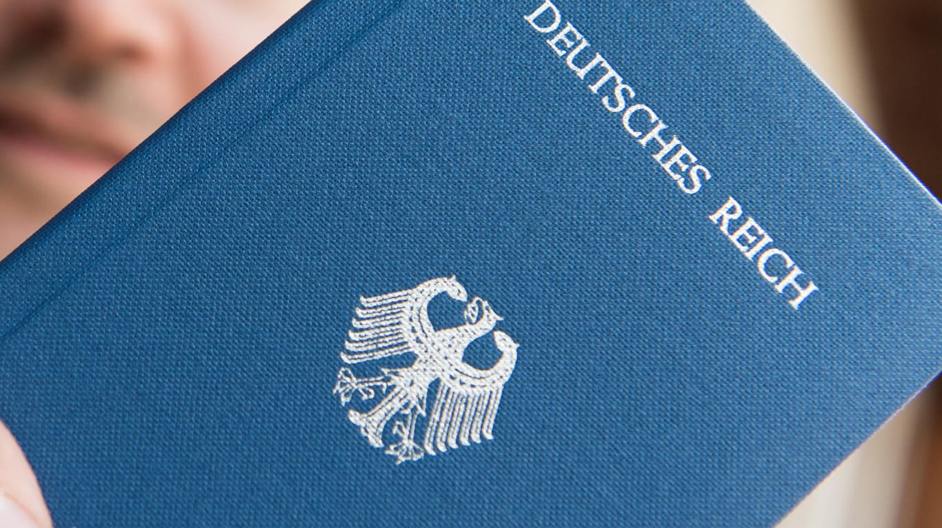 Heft mit dem Aufdruck "Deutsches Reich Reisepass": Zahl der Reichsbürger steigt um 65 Prozent
