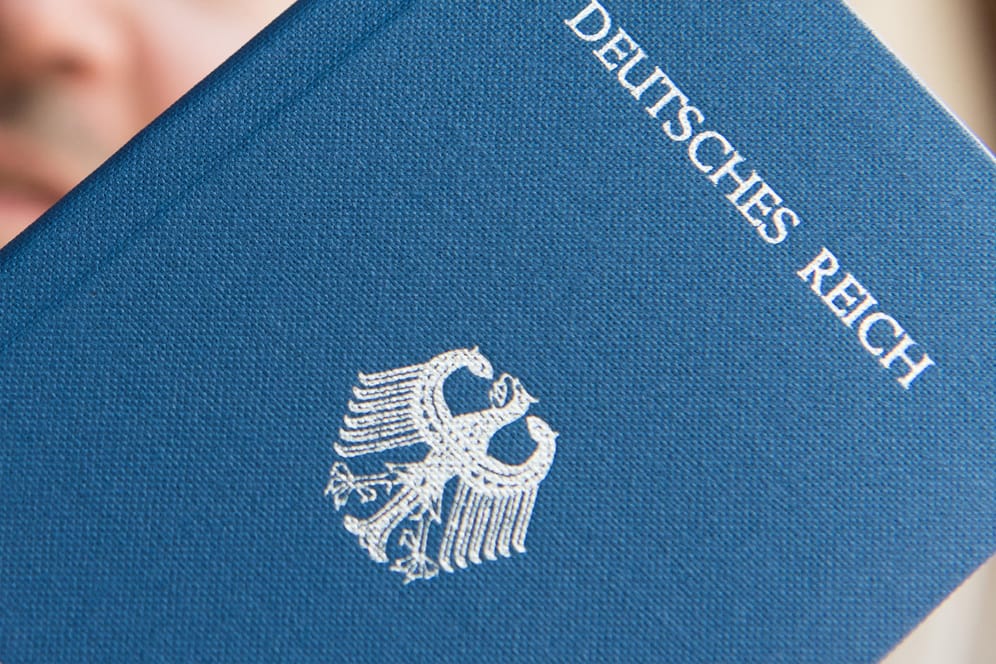 Heft mit dem Aufdruck "Deutsches Reich Reisepass": Zahl der Reichsbürger steigt um 65 Prozent