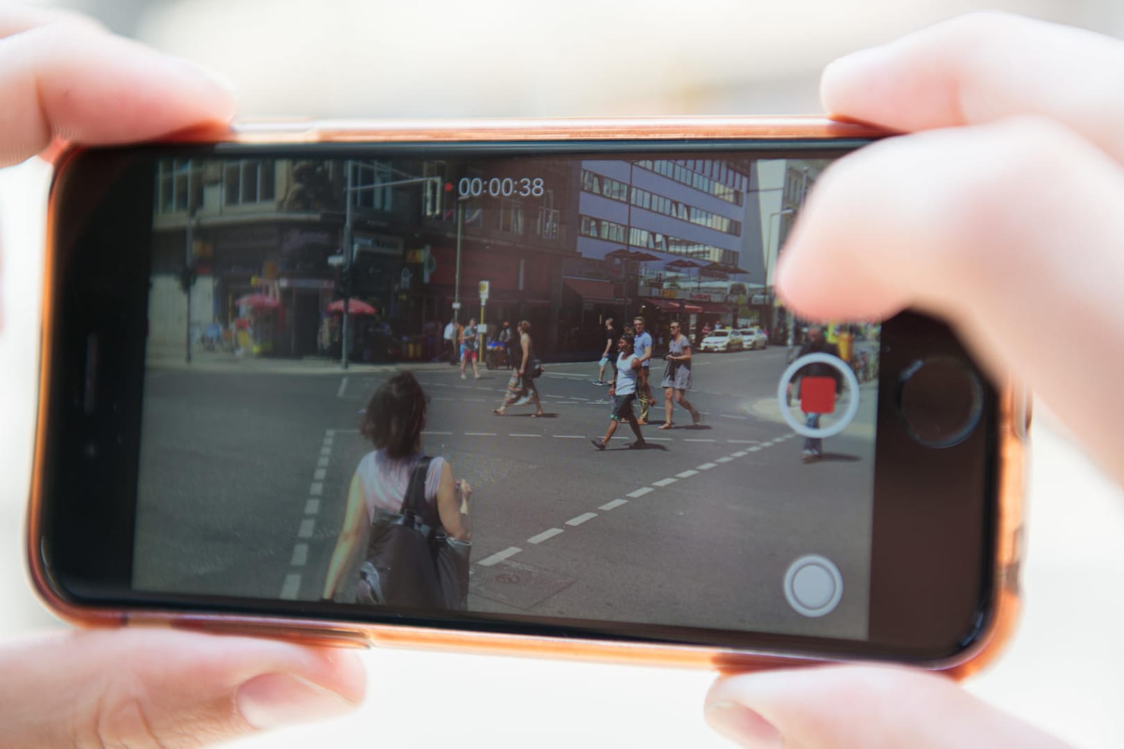 Viele Menschen fotografieren Opfer von Verkehrsunfällen und stellen diese ins Internet