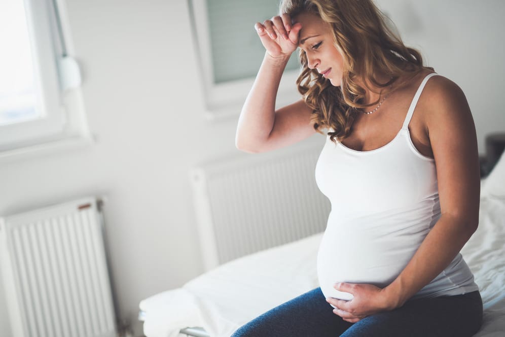 Schwangere sollten bei Halsschmerzen besonders darauf achten, welche Hausmittel sie einnehmen.