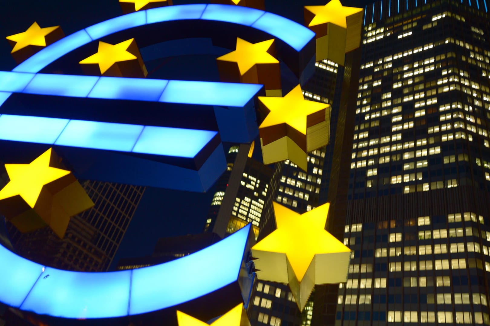 Euro-Skulptur in Frankfurt am Main: Die Politik der Europäischen Zentralbank (EZB) beeinflusst auch die deutschen Sparer. Euro-Skulptur in Frankfurt am Main: Die Politik der Europäischen Zentralbank (EZB) beeinflusst auch die deutschen Sparer.