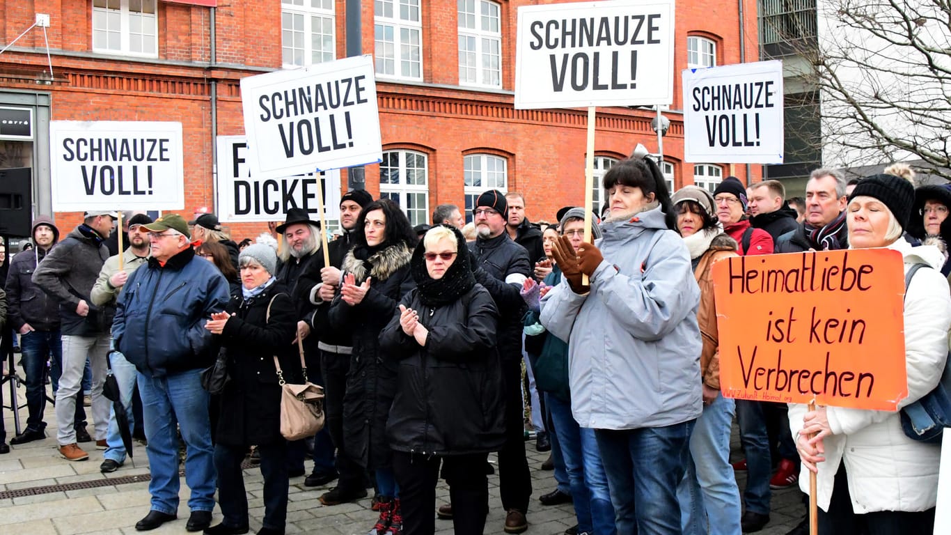 Eine Kundgebung des Vereins "Zukunft Heimat" in Cottbus: In der Stadt in Brandenburg kam es mehrfach zu Tätlichkeiten durch Asylbewerber.
