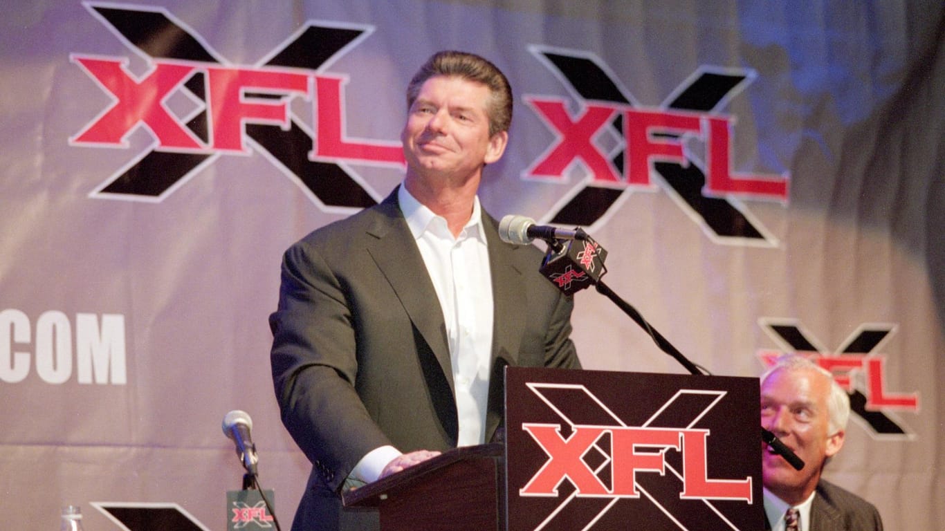 McMahon im Jahr 2000 bei der Eröffnungs-PK der XFL in Los Angeles.