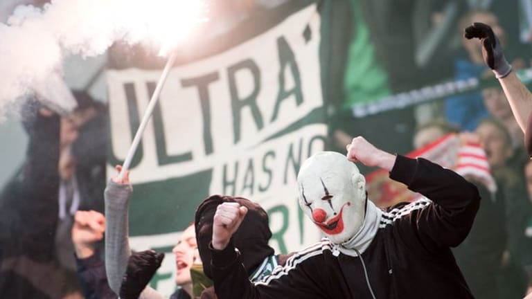 Eine Gruppe von Werder-Ultras: Die strengen Polizeikontrollen in Wolfsburg sorgen weiter für Ärger.