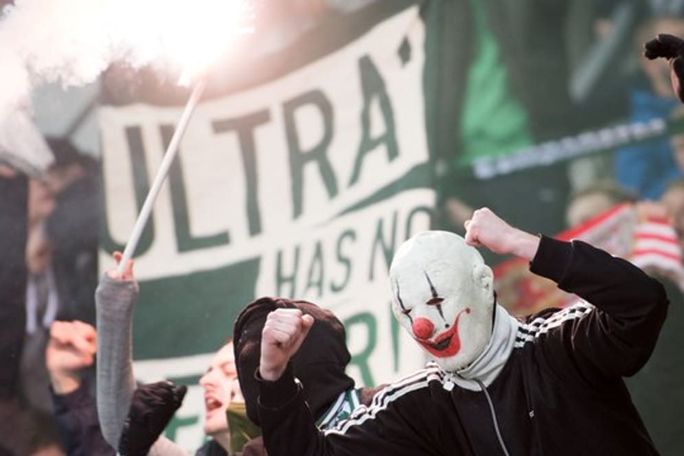 Eine Gruppe von Werder-Ultras: Die strengen Polizeikontrollen in Wolfsburg sorgen weiter für Ärger.