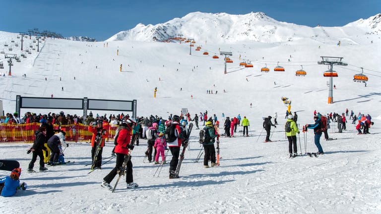 Skipiste: In den Alpen liegt reichlich Neuschnee.