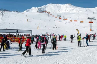 Skipiste: In den Alpen liegt reichlich Neuschnee.