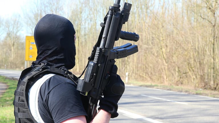 Vermummter SEK-Beamter: Spezialeinsatzkräfte schlugen einem Bericht zufolge auch an der A14 in Sachsen zu.