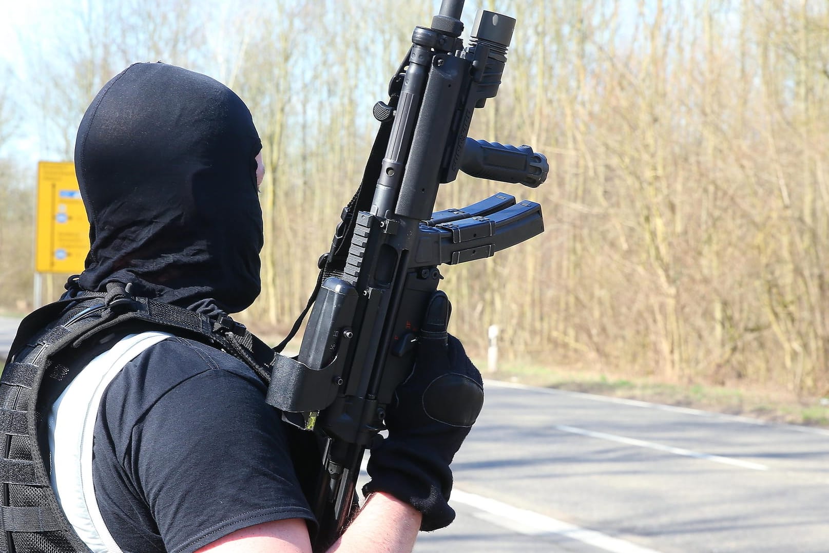 Vermummter SEK-Beamter: Spezialeinsatzkräfte schlugen einem Bericht zufolge auch an der A14 in Sachsen zu.