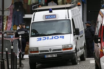 Französisches Polizeiauto im Einsatz: Schulbus prallt mit Auto in Frankreich zusammen