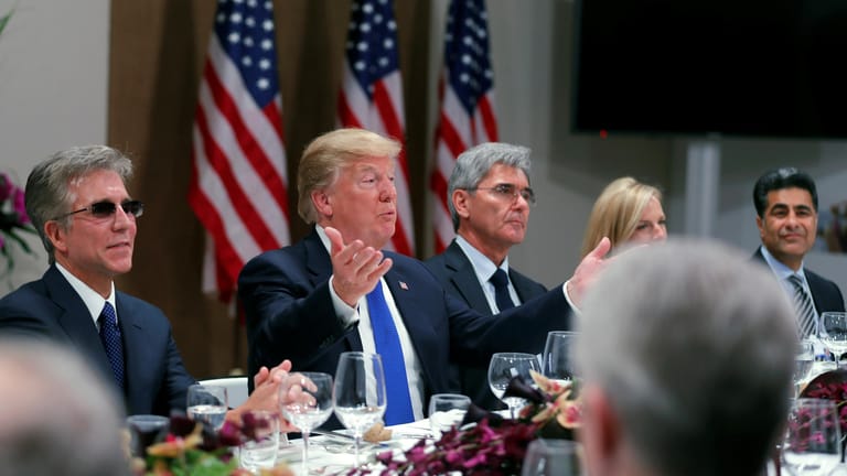 Abendessen mit europäischen Unternehmern: Rechts von Trump sitzt Siemens-Chef Joe Kaeser, links mit getönter Brille SAP-Boss Bill McDermott.
