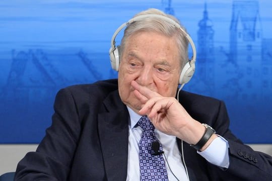 Der Milliardär ist scharfzüngiger Kritiker vieler Regierungen - allen voran der US-Führung von Donald Trump.