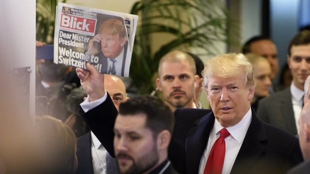 US-Präsident Trump winkt bei seiner Ankunft im Konferenzzentrum in Davos mit einem Exemplar der Schweizer Zeitung "Blick". US-Präsident Trump winkt bei seiner Ankunft im Konferenzzentrum in Davos mit einem Exemplar der Schweizer Zeitung "Blick".