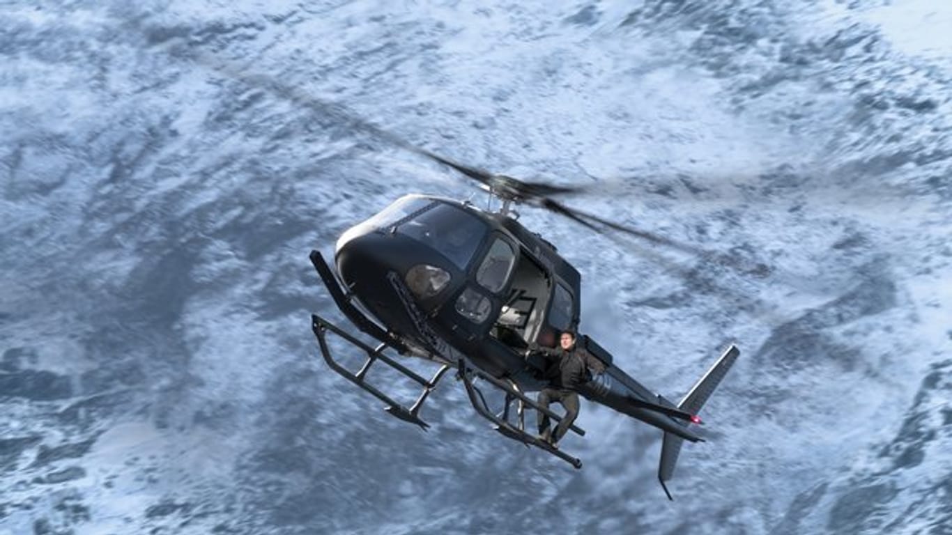 Tom Cruise macht wieder alles selbst: Bei einem Stunt für "Mission Impossible: Fallout" unternimmt er einen waghalsigen Helikopter-Flug.